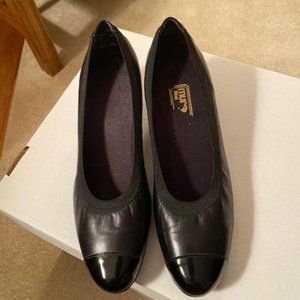 Munro Black Leather Heels Size 10M New